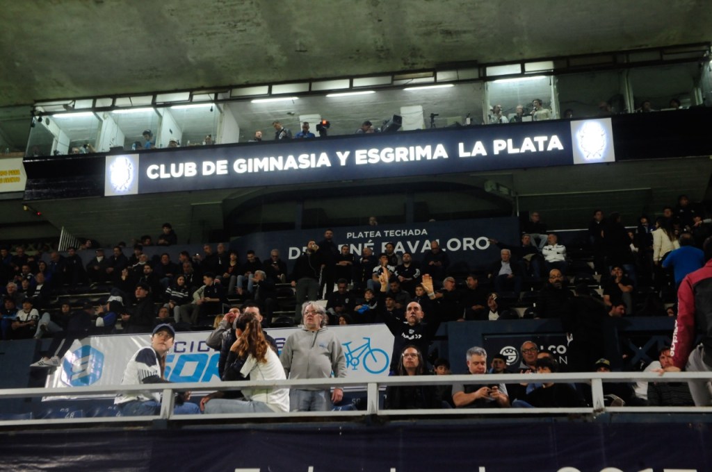 Violencia en La Plata antes del clásico: agresión a un hincha en la&nbsp;calle