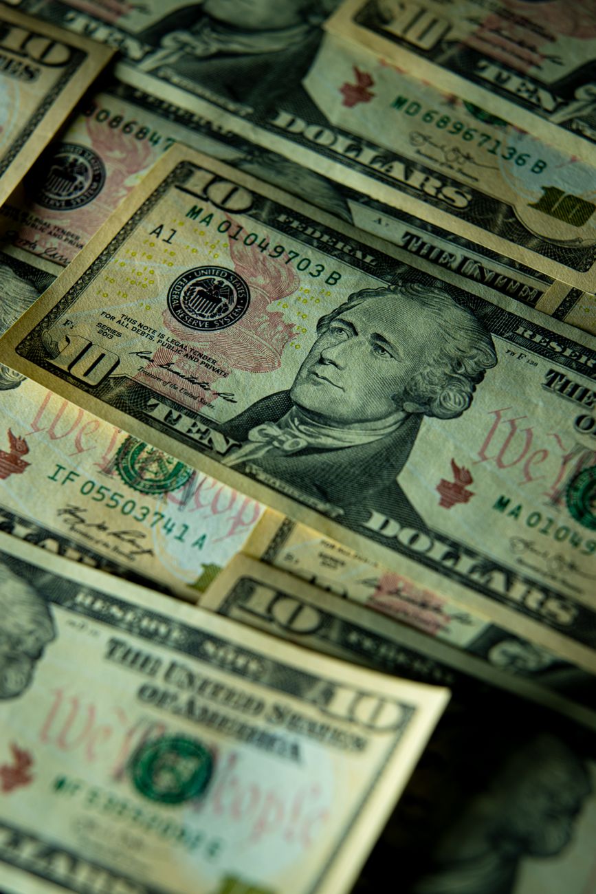 Caputo acelera colocación de bonos para completar meta de 2.000 millones